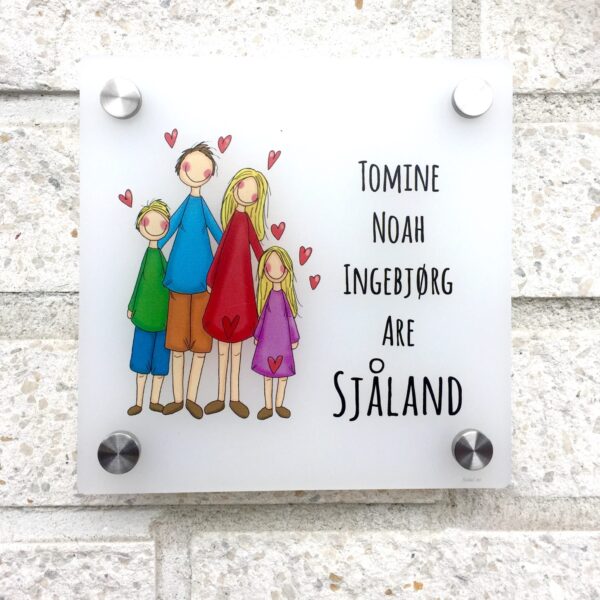 Dørskilt med din egen familie tegnet på, samt original A4 illustrasjon