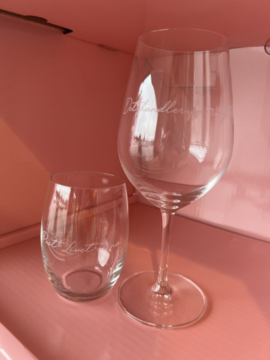 Vakre vannglass med inngravering 2 pack; "Det handler om å nyte øyeblikket" - Image 6