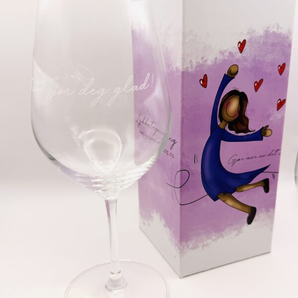 Vinglass med gravering "Gjør mer av det som gjør deg glad!"