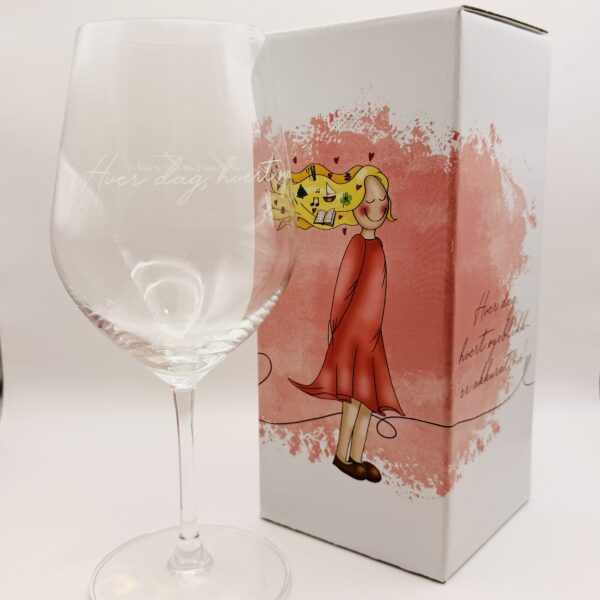 Vinglass med gravering "Hver dag, hvert øyeblikk!"
